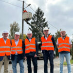 Image montrant les élus concernés par le projets devant la nacelle de l'entreprise Citéos en charge de l'éclairage public