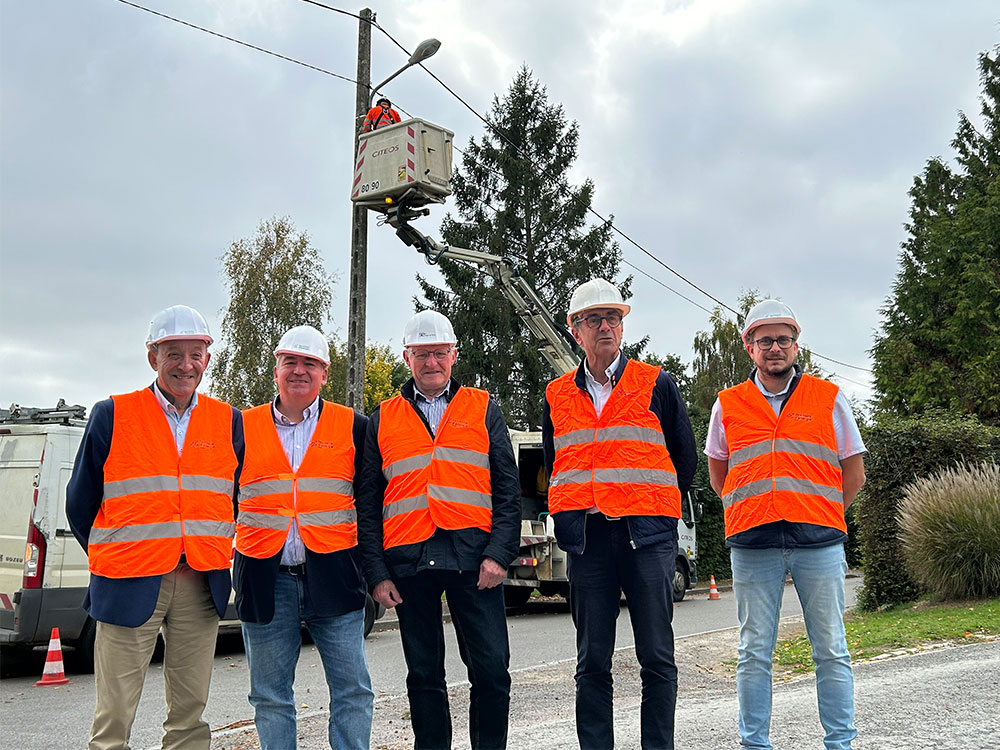 Image montrant les élus concernés par le projets devant la nacelle de l'entreprise Citéos en charge de l'éclairage public