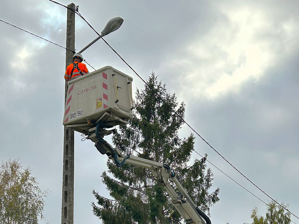 Image montrant l'entreprise Citéos en train de remplacer un luminaire d'éclairage public avec une nacelle.